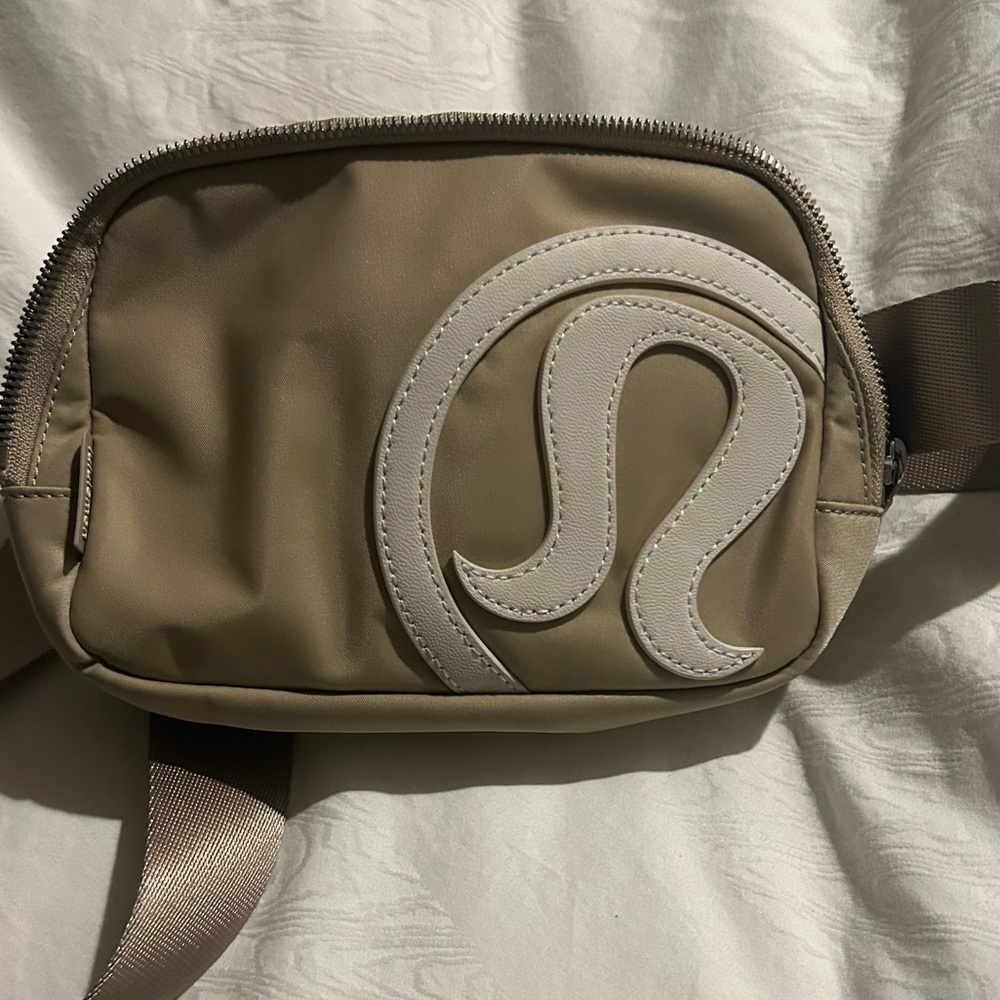 Lululemon Everywhere Belt bag